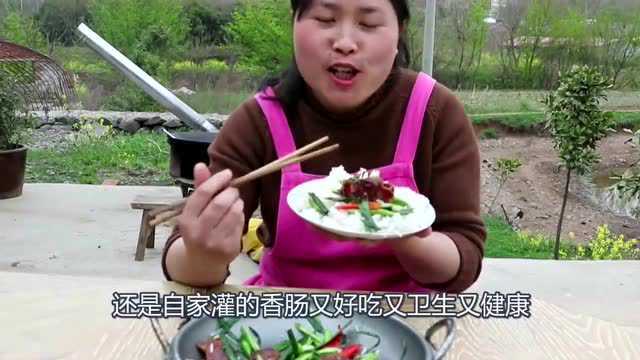 农村妹自制的香肠有多香二两香肠吃三碗饭,网友:不愧是农村饭桶