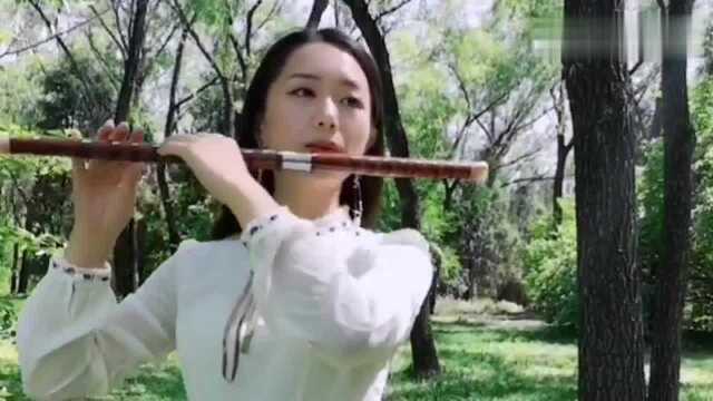 美女笛子吹奏《故乡的原风景》,曲风很是好听,令人流连忘返