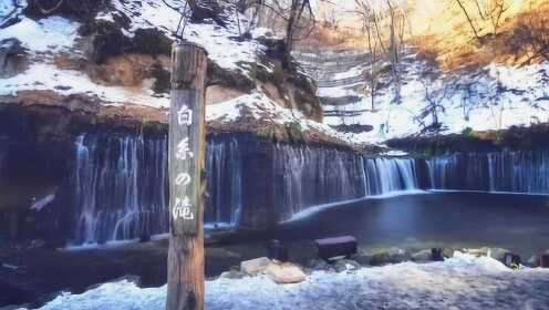 日本神奇的瀑布，从石头缝隙中流出，连成一片长达70米宛如一块白色窗帘！