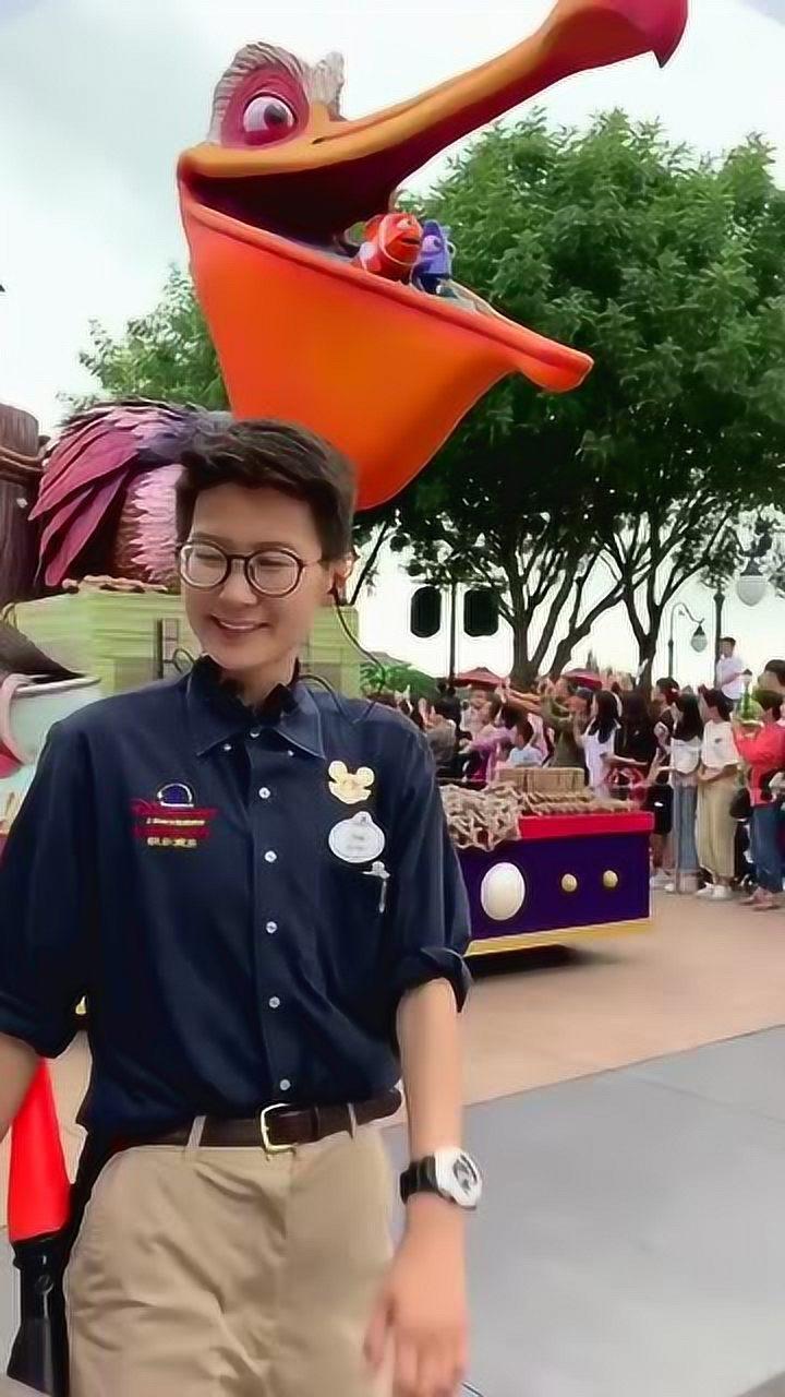 在迪士尼游园会上终于见到了网红小姐姐弗林君,本人也太帅了!