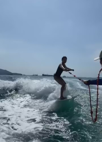 三亚尾波冲浪摔得很惨噢