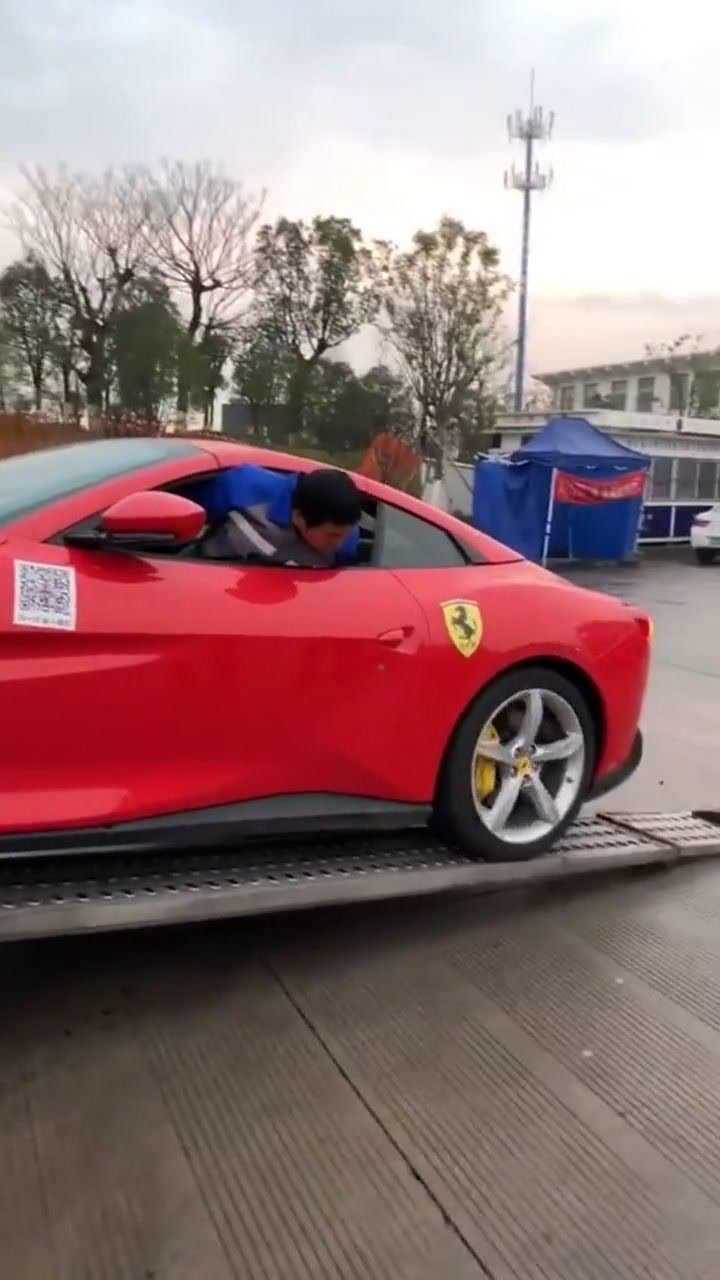 单手开法拉利的男神来了