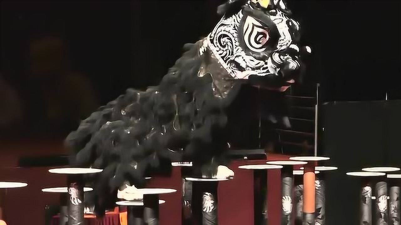 世界夜光龙醒狮大赛,黑色醒狮表演,好霸气的狮头_腾讯视频