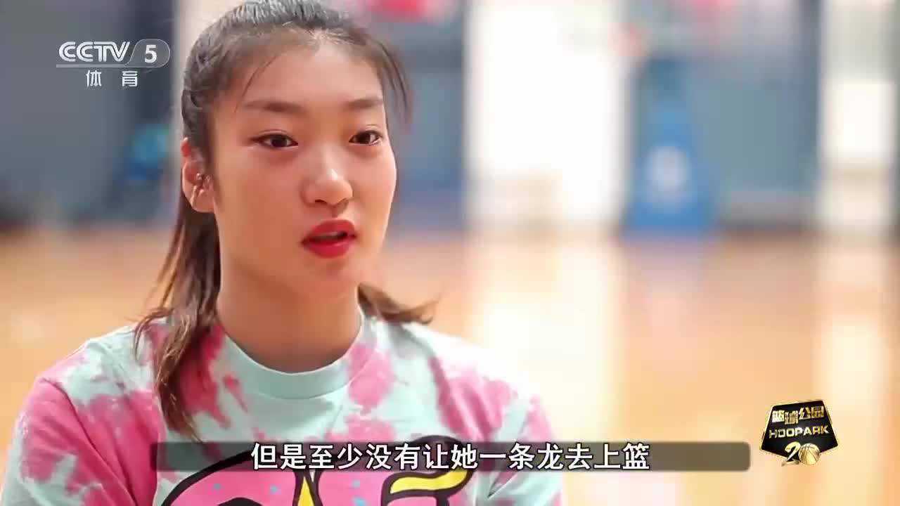 中国篮球:女篮姑娘李梦的这个补防,真的很拼命啊,队友们很搞笑