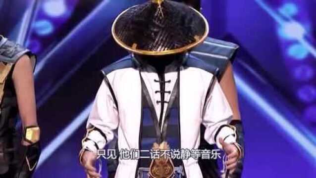 选手舞台上表演“机械舞”,音乐一响,下一秒嗨翻全场