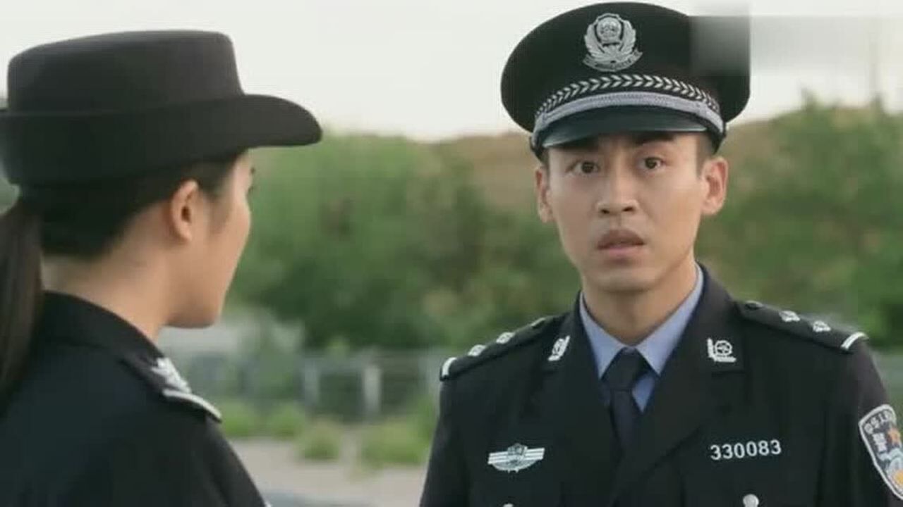 警察锅哥男子出勤发呆想事情美女同事吃醋又在想前女友啊1