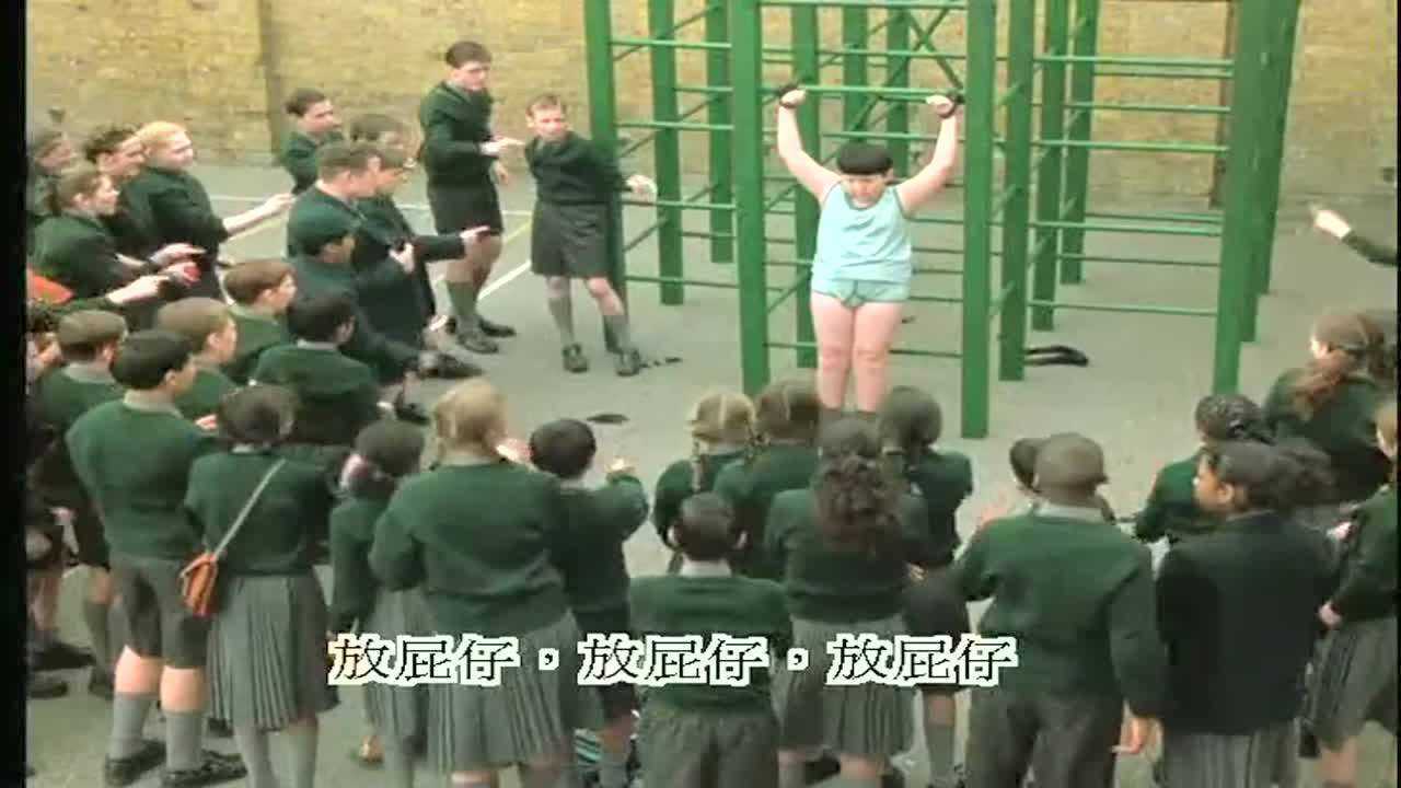 小男孩因经常放屁遭校园霸凌一群孩子将他绑起来撕碎衣服