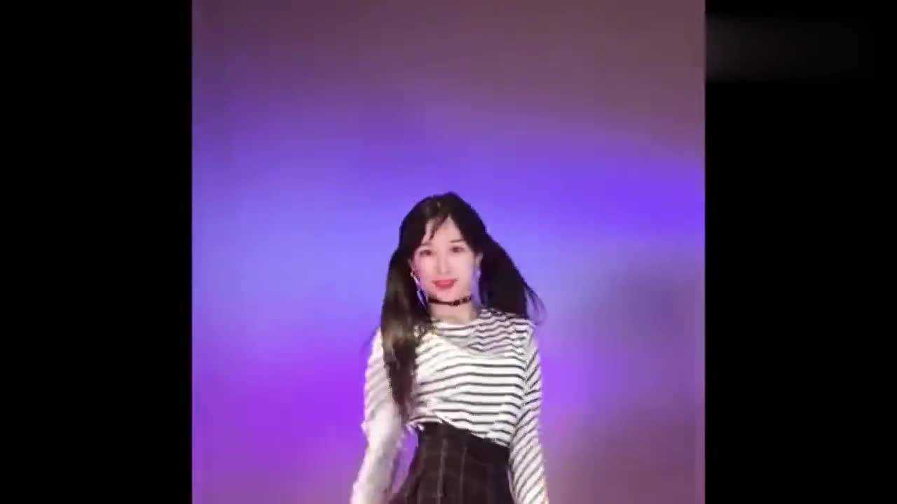 女装大佬艾比跳舞别看他是个男的这舞跳得真不错