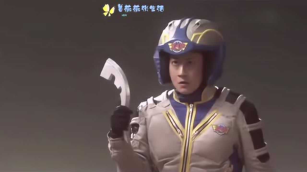 赛文奥特曼雷拿出赛文头镖猛掷暗黑铠甲顿时赛文奥特曼降临了