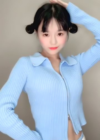 姑娘扎两个小辫子,搞怪的样子太可爱了!