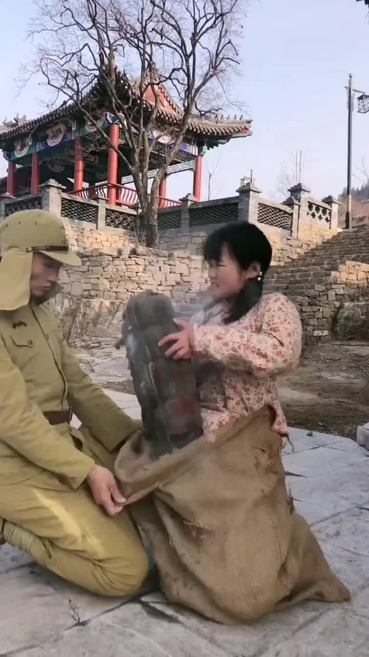 鬼子用麻袋绑架姑娘她接下来的举动真的好勇敢