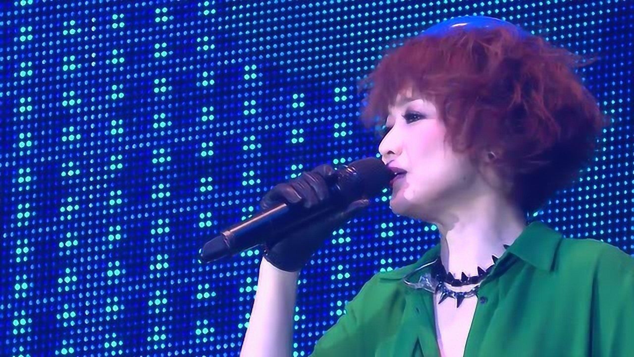 陈慧娴演唱飘雪抱拥飘飘白雪中让心中暖驱走冰冻