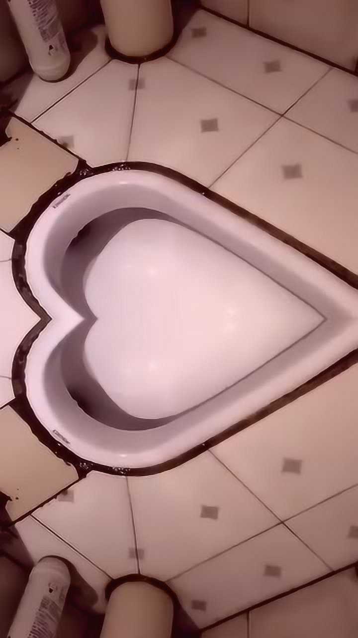 蹲便器都是心形的,设计师太有爱心了!