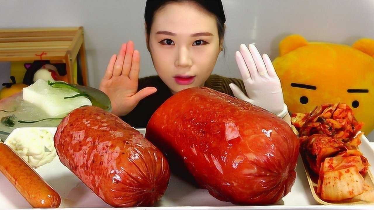 卡妹吃播20斤巨型火腿外形似电线杆直接上手啃网友真是女汉子