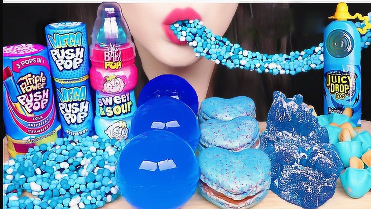 蓝色美食大聚会,如同海洋蓝一样美丽,美女吃得好甜美啊