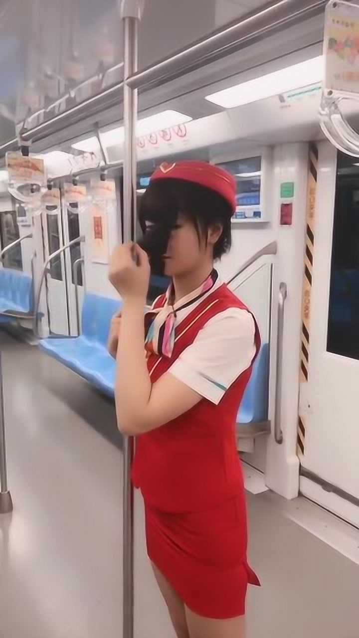 街拍坐地铁敷面膜这是把公共场所当家里了