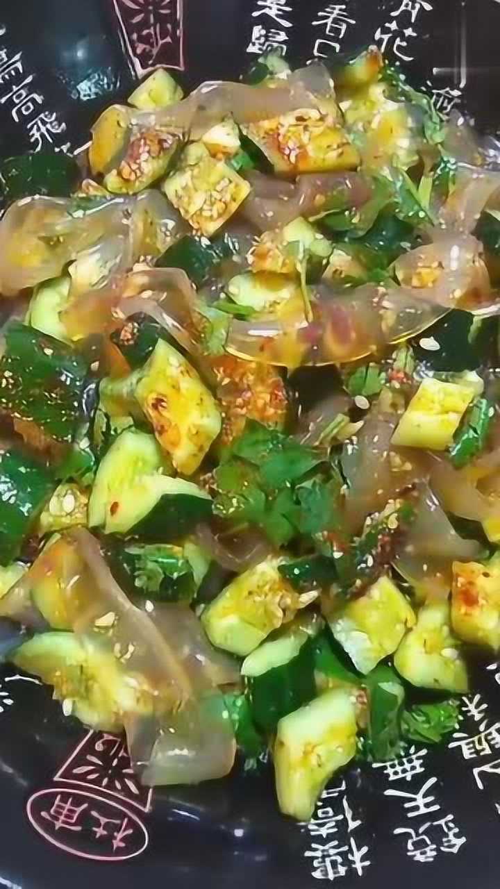 夏天太热了,在家给老公做一碗黄瓜拌拉皮超解暑,老公超爱吃哦