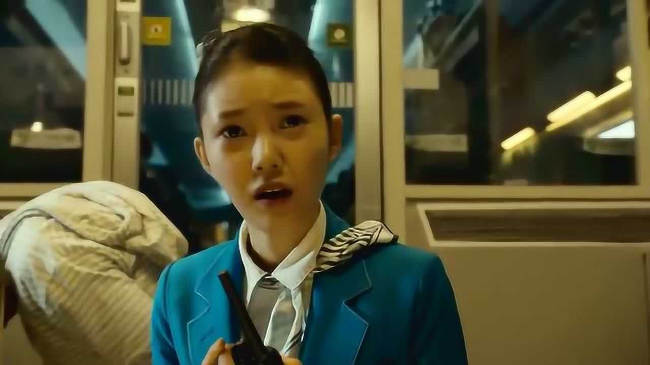 乘务员请求组长帮助,不料女子已经变异,丧尸把乘务员吓坏了