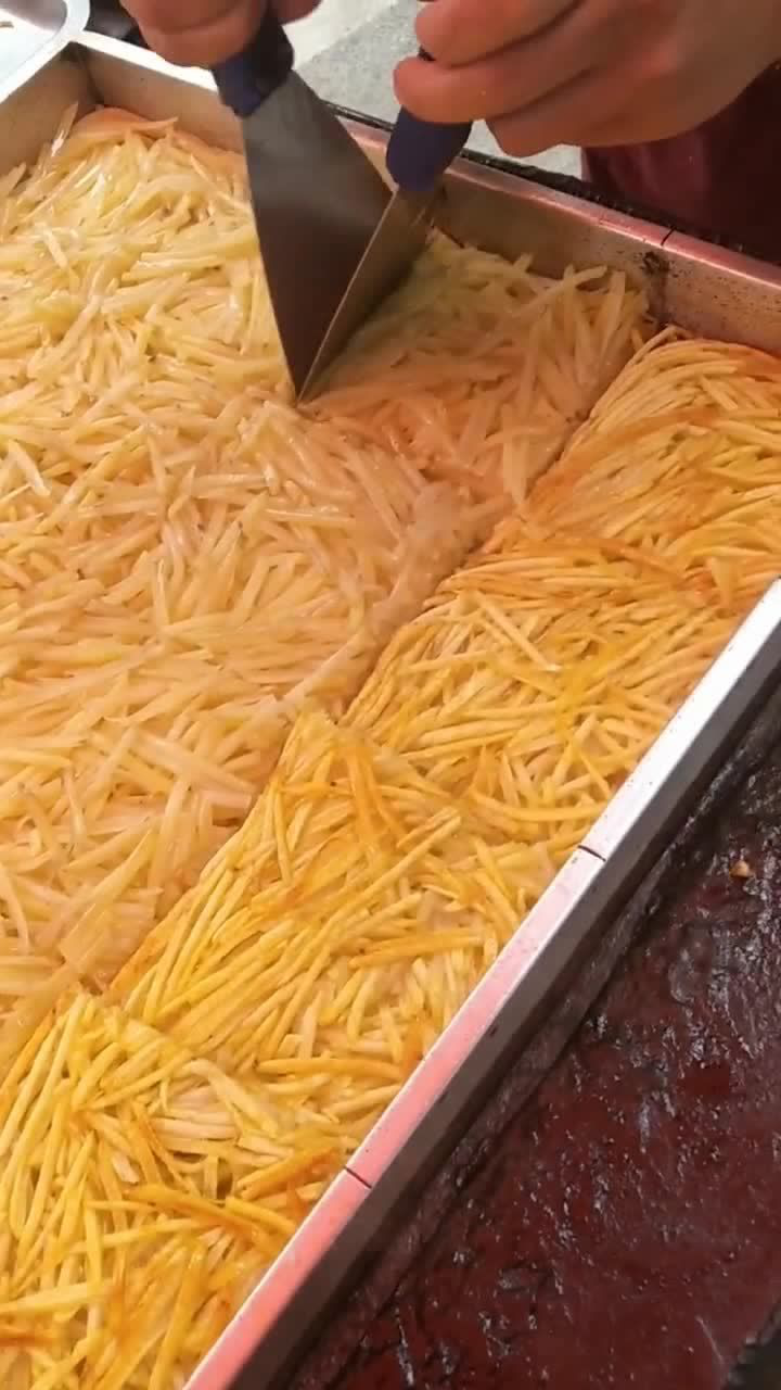 给你看一下土豆饼的制作过程,这样的土豆饼脆