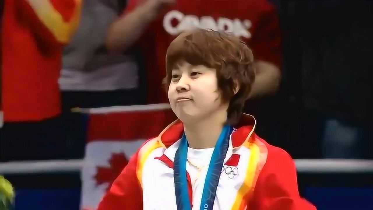 回顾:短道速滑女子1000米王濛夺冠颁奖时刻,满满的自豪感