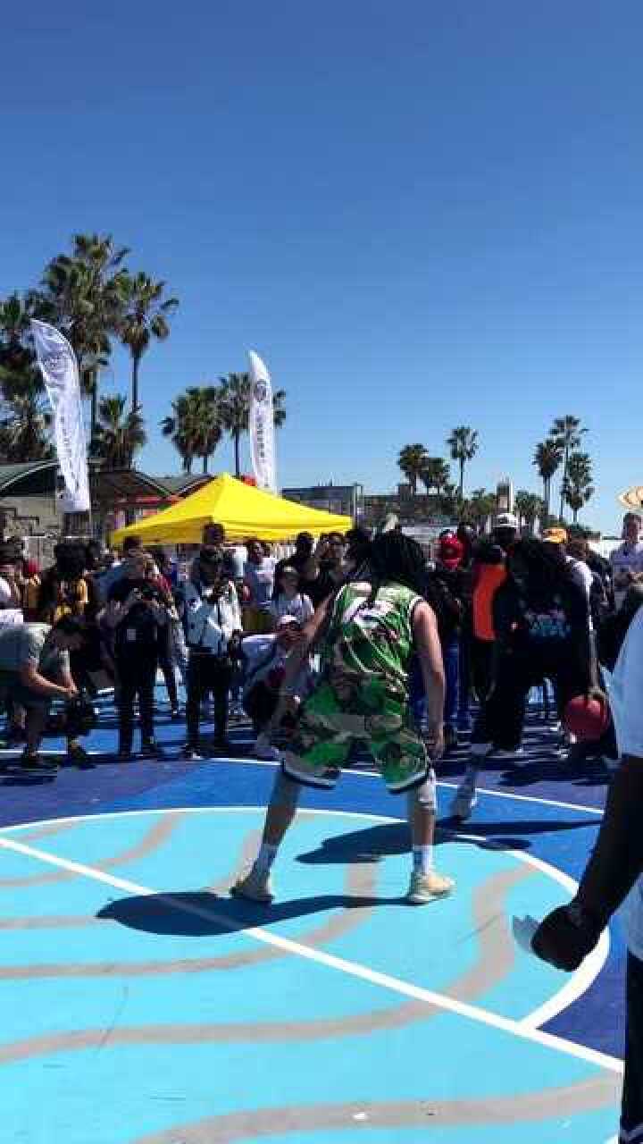 篮球头盔和哈雷摩托是不是很搭配头盔哥vs哈雷尔现场爆炸