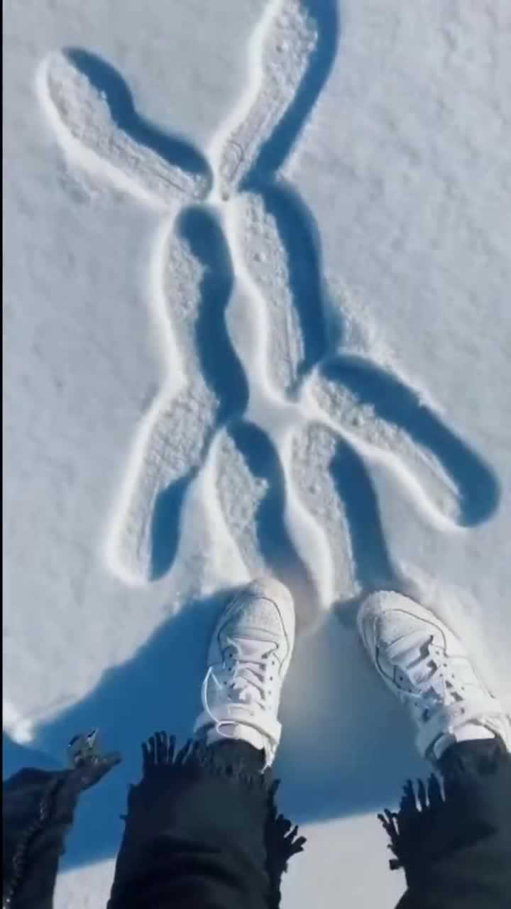 和闺蜜在雪地里玩居然用脚印踩出一只小白兔这也太可爱了吧