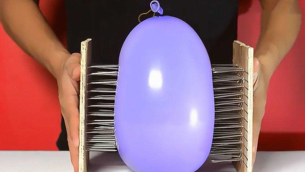 老外用两块钉板挤压气球,气球能坚持几秒?结局让人想不到!