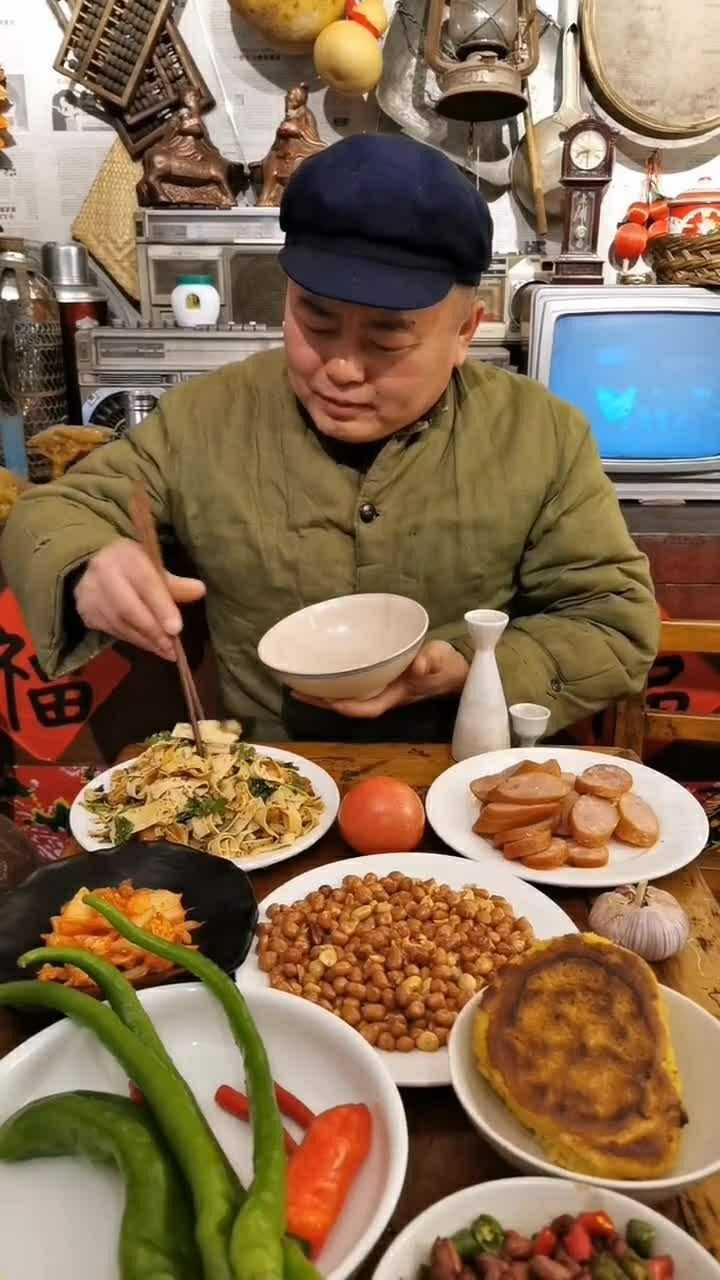 老铁们开饭了今天的东北比较冷多酌几杯白酒抗抗寒