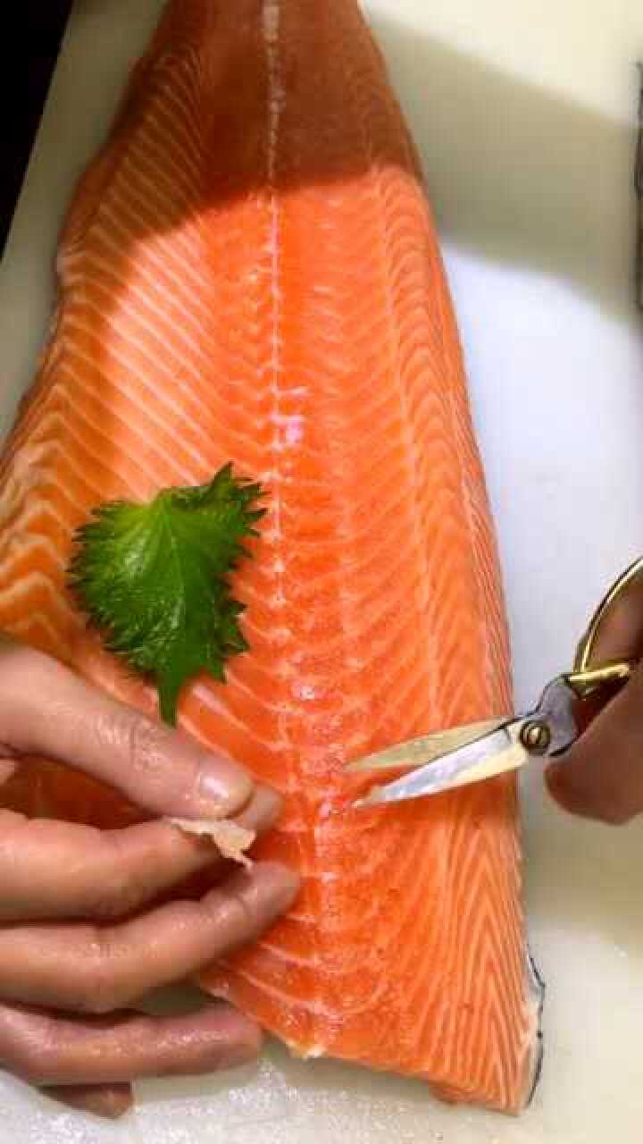 巧用剪刀拔鱼刺,小哥技术不错,太厉害了