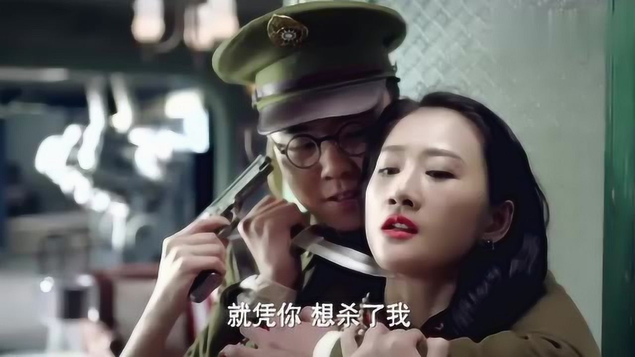 女特工穿着旗袍,吐着烈焰红唇,走路一扭一扭的看起来格外冷艳