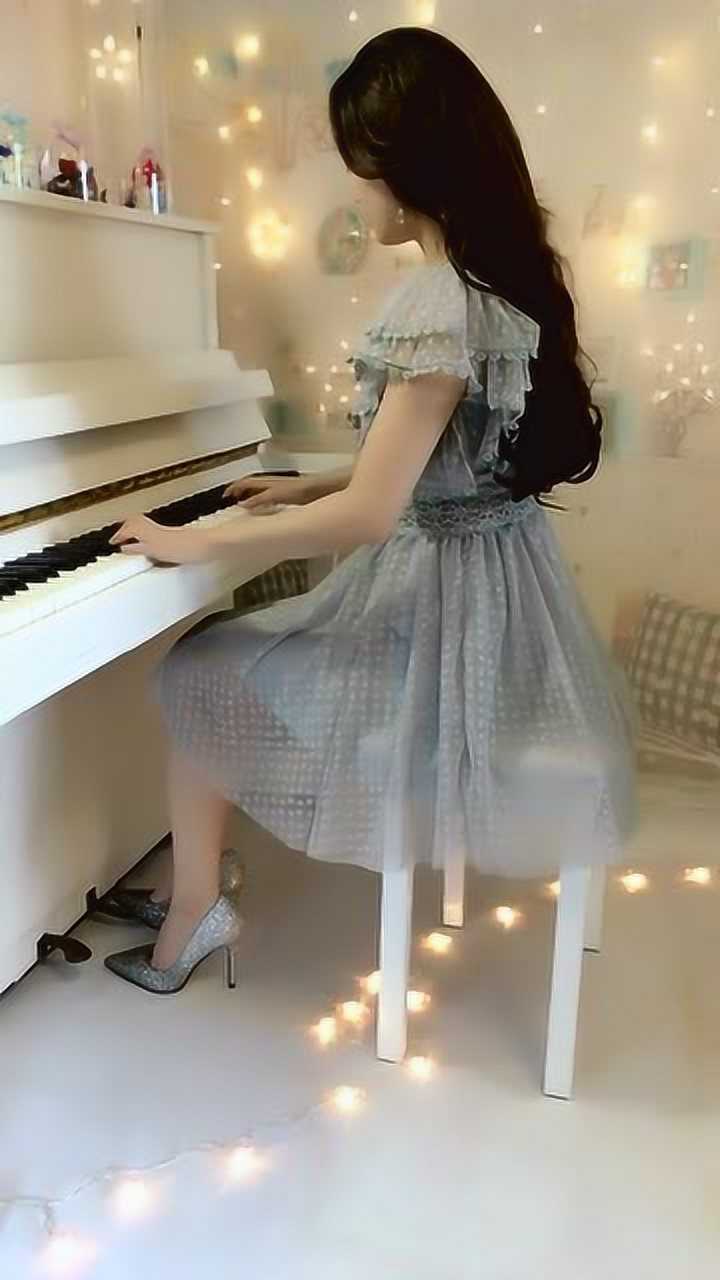 弹钢琴的美女气质好丝袜和高跟鞋的打扮太美了