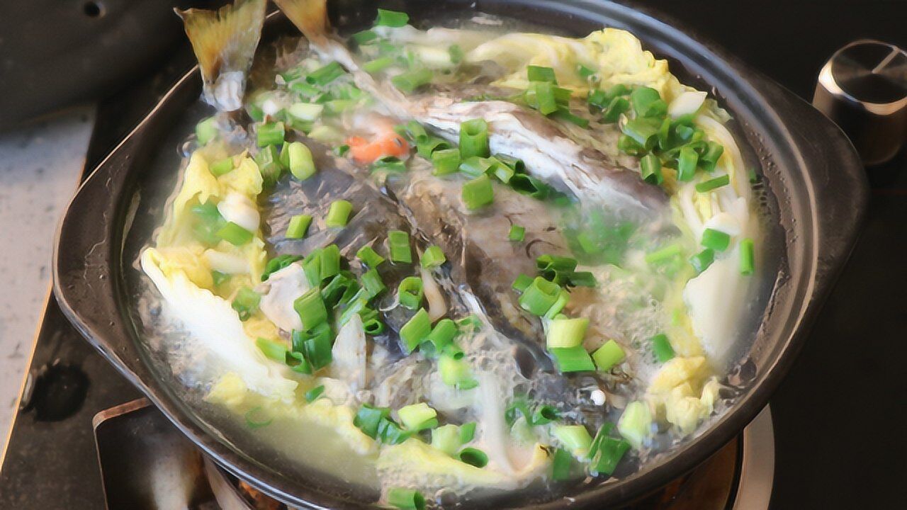 猫厨用白菜炖泥猛鱼热气腾腾嗦鱼吃那一刻香嘴都烫了
