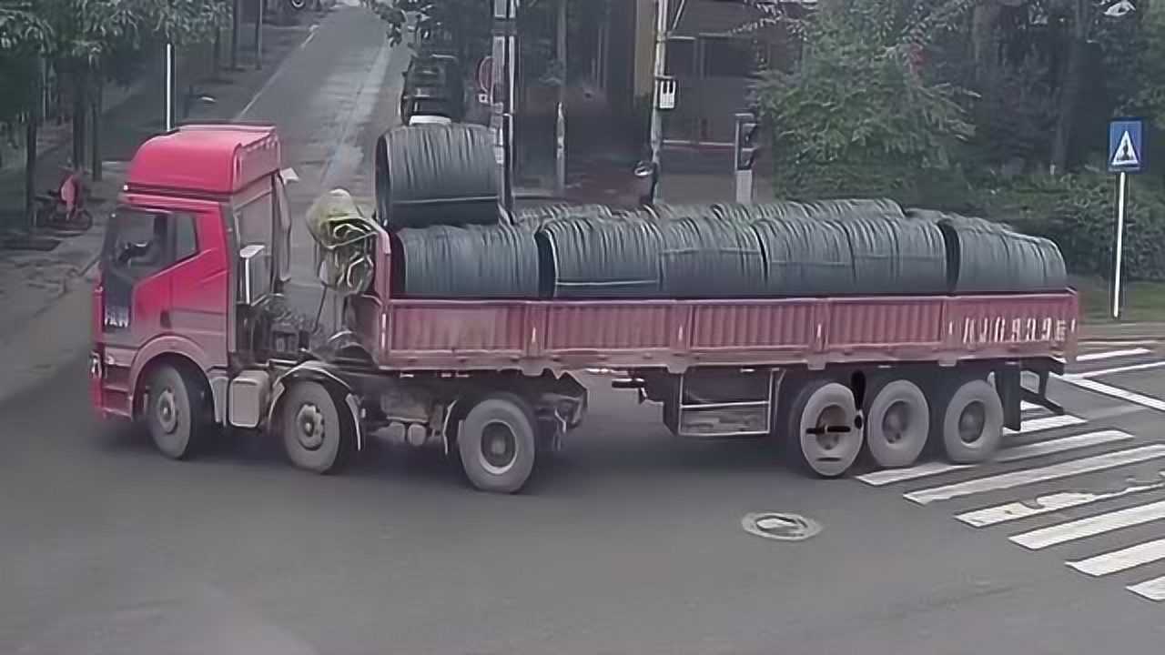 装货的半挂车,一个右转弯损失5000块,司机还不知道车轮离家出走了