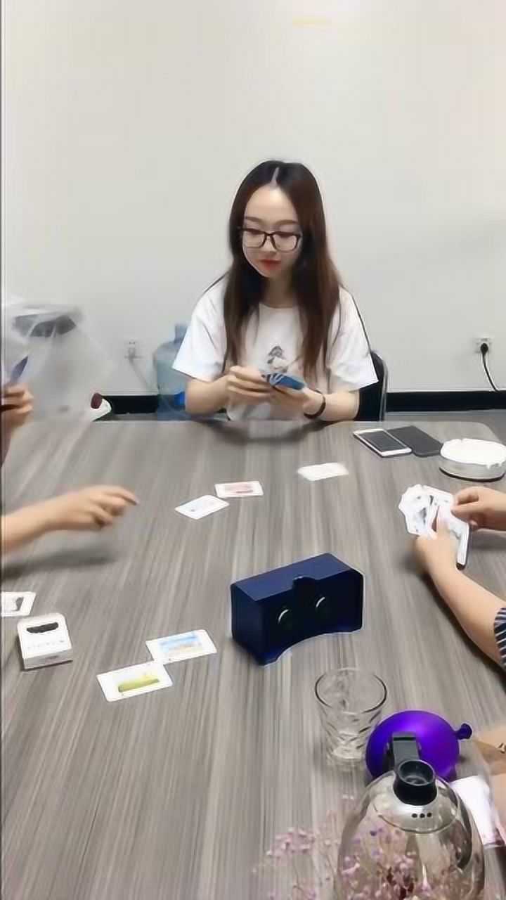 最近这个美女火了三人一起斗地主接下来的一幕长见识了