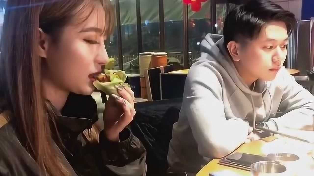 女孩子在喜欢的人面前吃饭的样子,真实的女孩子.