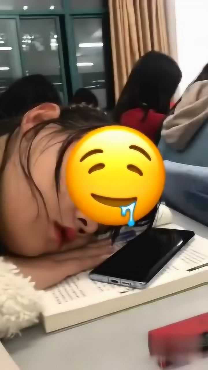 美女上课时睡觉流口水男同桌竟偷偷做这种事过分了