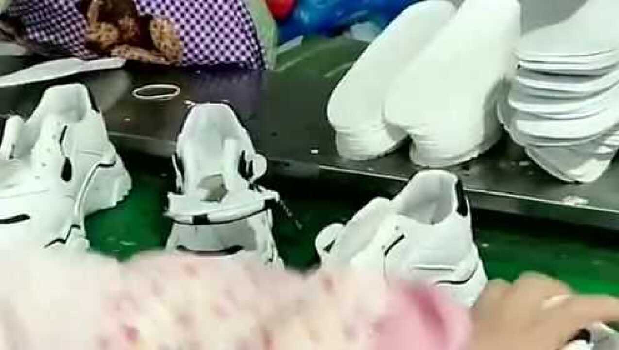光看这打胶的手法就知道是老员工了,没有几年是练不出来的,你觉得呢?_高清1080P在线观看平台_腾讯视频