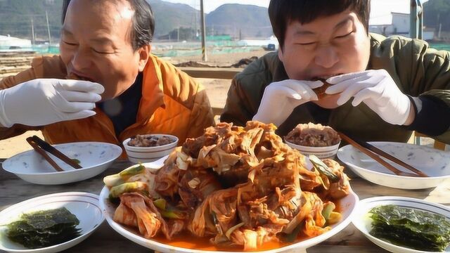 农村一家人:“戏精父子”上线,为了吃肉不惜上手抢,也是没谁了