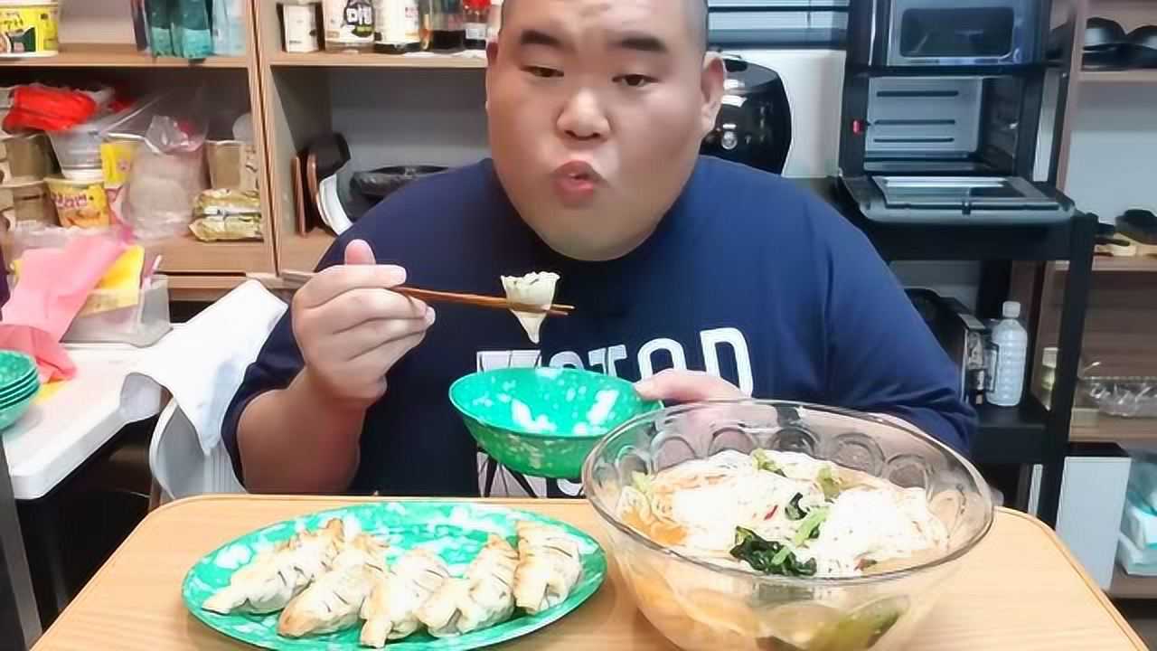 韩国吃播:吃货小胖吃热萝卜面 饺子,看他吃得多美滋滋的