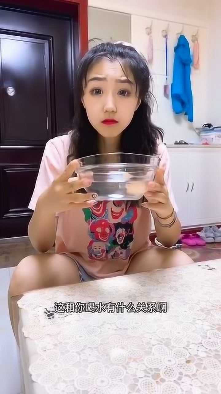 美女狂喝水的原因竟然是吃了没洗的苹果在肚子里洗一洗