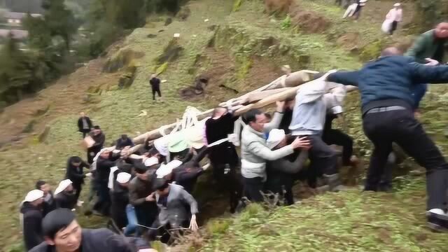 实拍:湖南农村土葬,几十人抬棺上山,人都抬飞起了,太震撼了