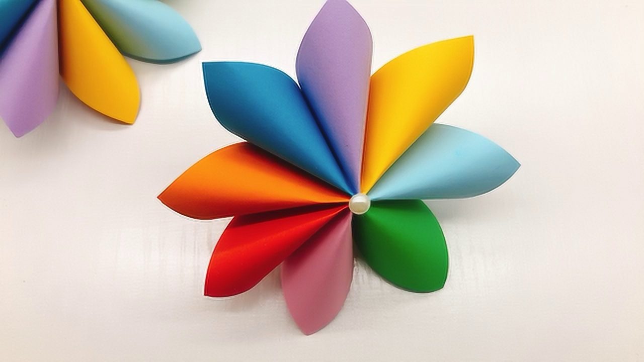 创意手工:小姐姐用方形彩纸做彩虹花朵,先做花瓣再组合真漂亮