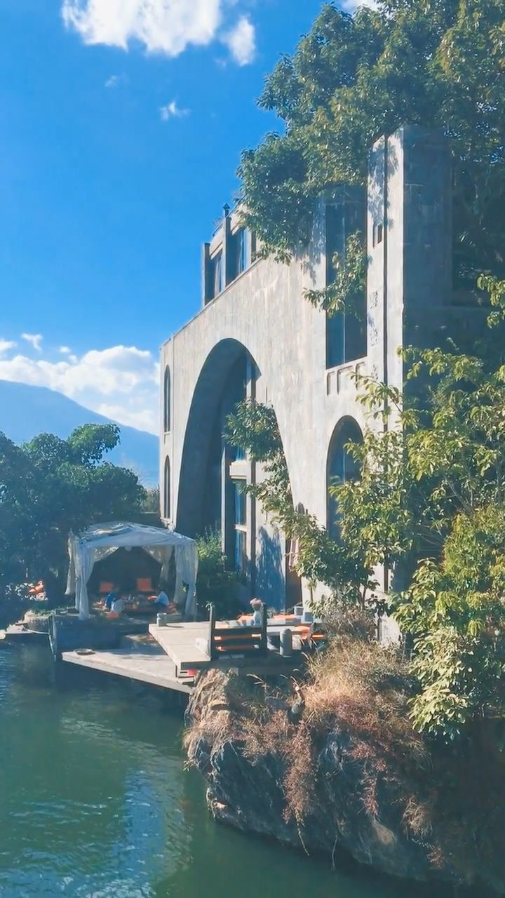 杨丽萍的太阳宫位于大理双廊古镇.