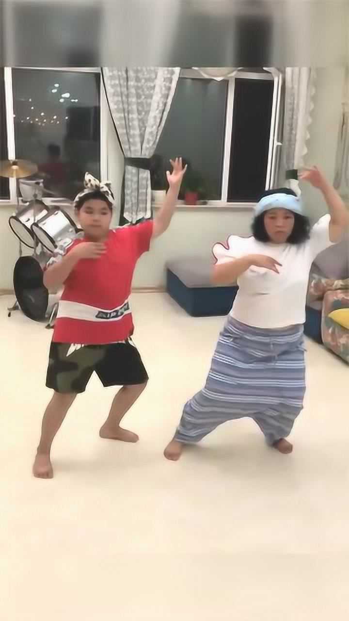 小黄飞和儿子一起跳舞,儿子跳的不比妈妈差