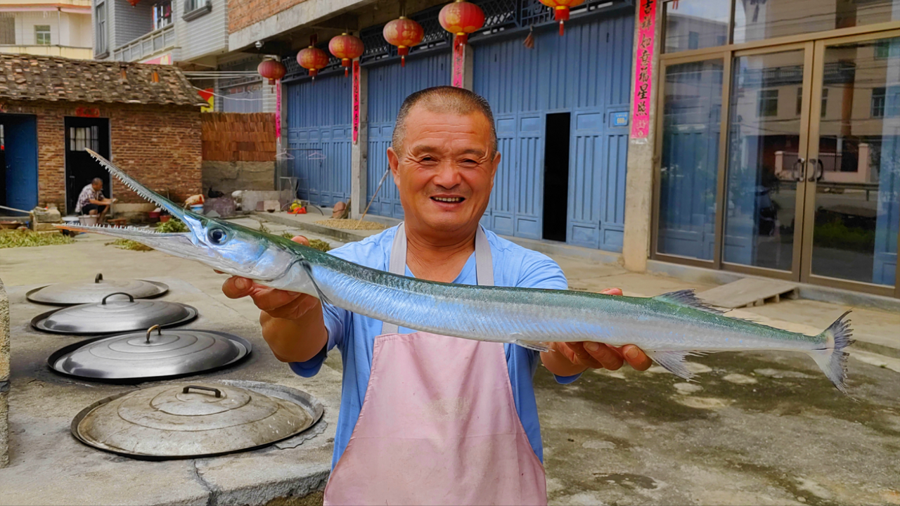 朋友送了4条鹤针鱼,牙齿锋利堪比鳄鱼,做红烧鱼块吃上瘾了