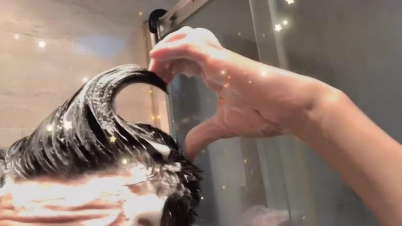 用头发也能比心,真是活久见,小哥哥也太有头脑了!