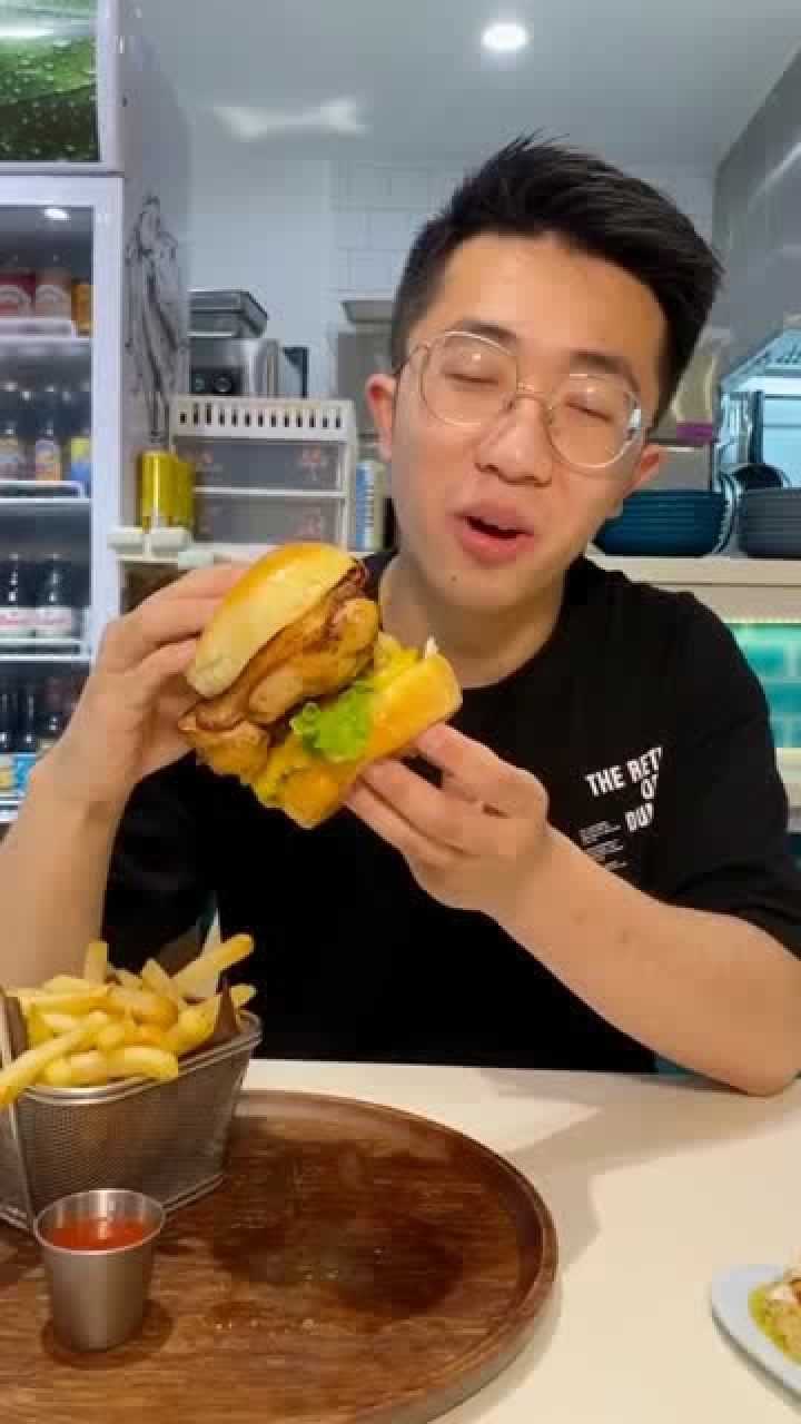 老板自制老八秘制小汉堡不吃不知道一吃吓一跳咋跟我想的不一样