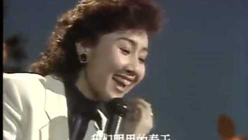 1986年央视春节联欢晚会，张德兰献唱《春光美》《祝福歌》