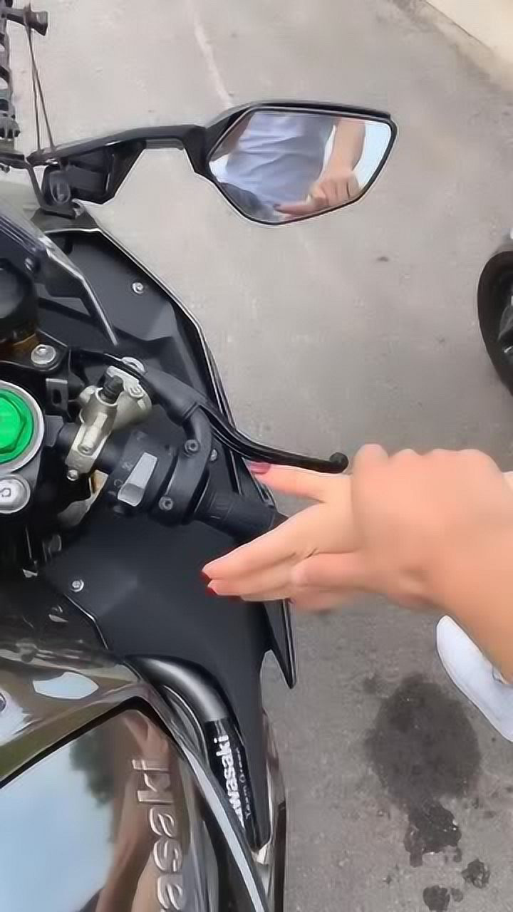 发现一个美女让她体验了一下轰油门的感觉后来才发现她在开车