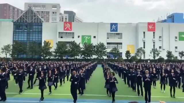 这家学校的课间操,有这一股浓厚的青春气息,完全是我向往的学校!